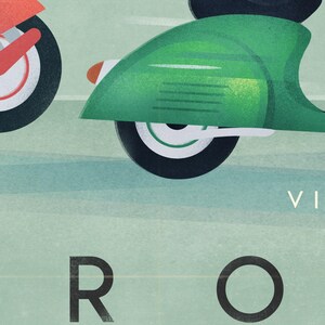 Puede incluir: Un scooter vintage verde y blanco con un scooter rojo en el fondo. El scooter tiene una carrocer&iacute;a verde, ruedas blancas y un asiento negro. La palabra "VI" es visible en la esquina inferior derecha de la imagen. La palabra "RO" es visible en la esquina inferior izquierda de la imagen.