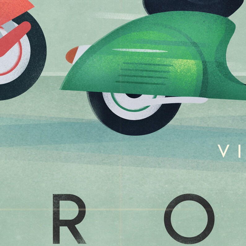 Puede incluir: Un scooter vintage verde y blanco con un scooter rojo en el fondo. El scooter tiene una carrocer&iacute;a verde, ruedas blancas y un asiento negro. La palabra "VI" es visible en la esquina inferior derecha de la imagen. La palabra "RO" es visible en la esquina inferior izquierda de la imagen.