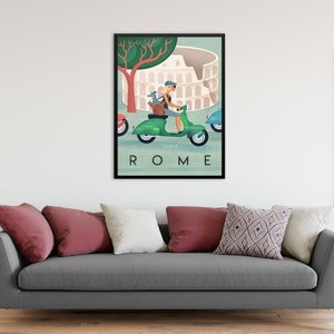 Puede incluir: Un cartel de viaje vintage con un scooter verde con una mujer y un perro conduciendo por las calles de Roma, Italia. El Coliseo es visible en el fondo. El cartel est&aacute; enmarcado en negro y tiene el texto "Visita Roma" en la parte inferior.