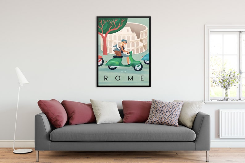 Puede incluir: Un cartel de viaje vintage con un scooter verde con una mujer y un perro conduciendo por las calles de Roma, Italia. El Coliseo es visible en el fondo. El cartel est&aacute; enmarcado en negro y tiene el texto "Visita Roma" en la parte inferior.