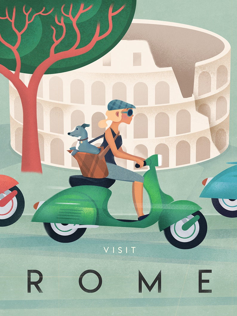 Puede incluir: Un scooter verde con una mujer y un perro que lo conducen frente al Coliseo en Roma, Italia. El texto "VISIT ROME" est&aacute; en la parte inferior de la imagen.