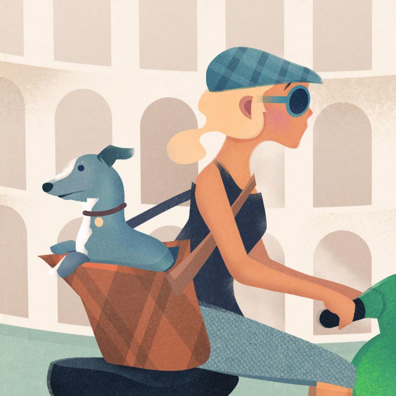 Puede incluir: Una mujer con un sombrero a cuadros azul y blanco y gafas de sol conduce un scooter con un galgo en un transport&iacute;n de cuadros marrones y beige.