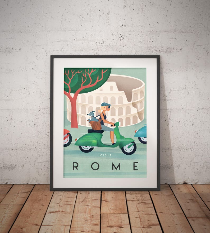 Puede incluir: Una ilustraci&oacute;n de estilo retro de una mujer conduciendo un scooter verde con dos perros en una cesta. El Coliseo est&aacute; en el fondo con un &aacute;rbol verde. El texto "VISIT ROME" est&aacute; en la parte inferior de la imagen.