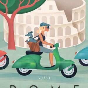 Puede incluir: Un scooter verde con una mujer y un perro peque&ntilde;o conduci&eacute;ndolo frente al Coliseo en Roma. El texto "VISIT ROME" est&aacute; en la parte inferior de la imagen.