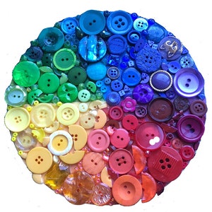 Peut inclure: Une œuvre d'art circulaire colorée réalisée avec des boutons disposés en arc-en-ciel. Les boutons sont disposés en cercle, les couleurs de l'arc-en-ciel rayonnant du centre. Les boutons sont de différentes tailles et formes, et certains ont des détails décoratifs.