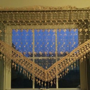 Floral lace pointed valance