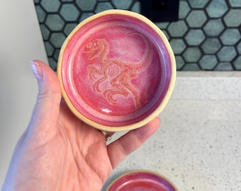 Piatto con fossile di Velociraptor / Piatto in ceramica fatto a mano con dinosauro, 10 cm / Ceramica rosa / Adatto al contatto con gli alimenti / Regalo a tema dinosauri