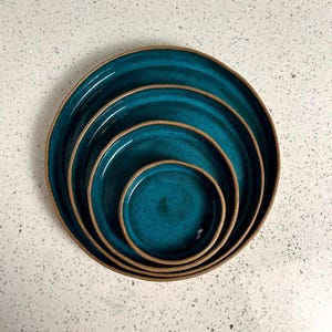 Juego de vajilla de cerámica moteada color verde azulado, platos, cuencos y fuentes de 4, 6, 8 y 10 pulgadas, cerámica verde azulada hecha a mano, vajilla moderna de arcilla moteada, hecha a pedido.