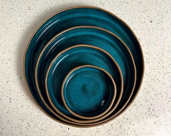 Teal gesprenkelte Keramik Geschirr Set, Teller Schalen Platten 11, 22, 25 cm, handgemachte Teal Keramik, modernes Speckle Ton Geschirr, Made to Ord