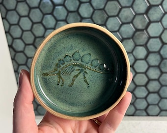 ステゴサウルスプレート エバーグリーン グリーン 恐竜皿 4インチ セラミックプレート 小型恐竜プレート リング皿 小物入れ 手作り陶器