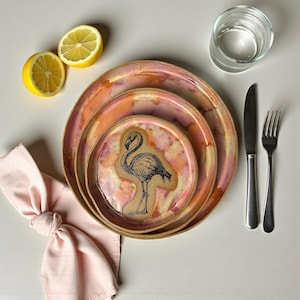 Set di 3 piatti in ceramica con fenicotteri fatti a mano / Stoviglie in gres color corallo tramonto / Ceramica tropicale moderna / Regalo di stoviglie artigianali uniche
