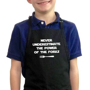Never Underestimate the Power of the Forks - Kinderschürze / Lustige Grillschürze / 1 Größe passt für alle - Verstellbarer Hals