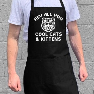 Hej alla coola katter och kattungar / Grill- och kökspresent till män, pappa eller morfar / 100 % bomull / Stor 1 storlek passar alla med justerbar halsringning