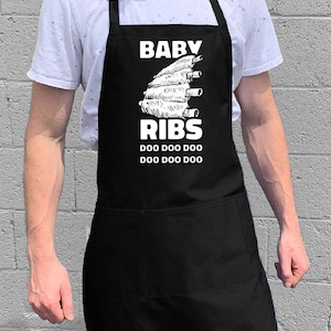 Baby Ribs Doo Doo Doo Doo Doo Doo / Grill- och kökspresent till män, pappa eller morfar / 100 % bomull / Stor 1 storlek passar alla med justerbar halsringning