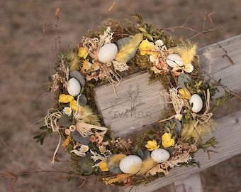 Couronne de Pâques sur la porte