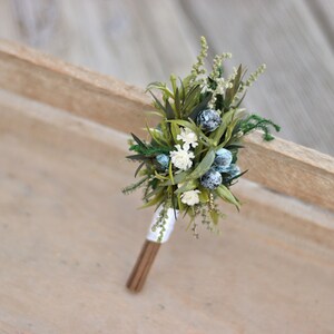 groom's boutonniere, corsage