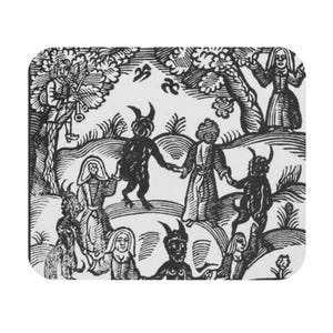 Può includere: Illustrazione in bianco e nero di una scena medievale con figure che ballano e suonano musica. L'immagine presenta persone in lunghe vesti e figure cornute, sullo sfondo di alberi e colline. Lo stile ricorda un'antica xilografia.