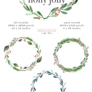 Op de afbeelding: Vijf aquarel illustraties van hulstkransen met rode bessen. De kransen zijn in verschillende maten en configuraties, waaronder een volledige cirkel, een halve cirkel en een enkele tak. De tekst "X-MAS WREATHS holly jolly" staat bovenaan de afbeelding. De tekst "all wreaths 3600 x 3600 pixels 12 x 12 inches" staat onder de linker krans. De tekst "open wreath 3070 x 1543 pixels 5 x 10 inches" staat onder de rechter krans. De tekst "ESSEM CREATIVES watercolor clip art + business resources" staat in het midden van de afbeelding. De tekst "WWW.ESSEMCREATIVES.COM" staat onderaan de afbeelding.