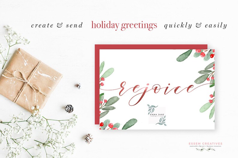 Op de afbeelding: Een witte kaart met een rode rand en een aquarel-illustratie van groene bladeren en rode bessen. De tekst "rejoice" is geschreven in rode cursieve letters. De kaart is voor kerstgroeten.