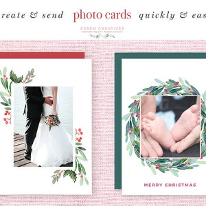 Op de afbeelding: Twee kerstkaart sjablonen met aquarel groen en rode bessen. De eerste kaart toont een trouwfoto van een stel voor een meer. De tweede kaart toont de voeten van een baby in de handen van een ouder. Beide kaarten zeggen "Prettige Kerst".
