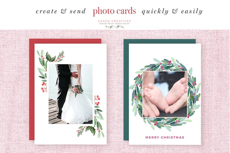 Op de afbeelding: Twee kerstkaart sjablonen met aquarel groen en rode bessen. De eerste kaart toont een trouwfoto van een stel voor een meer. De tweede kaart toont de voeten van een baby in de handen van een ouder. Beide kaarten zeggen "Prettige Kerst".