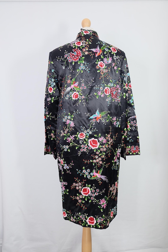 Robe soie chinoise noire Vintage/antique Vintage/antique noire avec brodé de fleurs coloré et oiseaux 6a0595 Robe soie chinoise noire Vintage/antique Vintage/antique noire avec brodé de fleurs coloré et oiseaux 6a0595