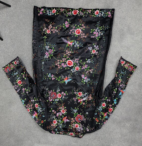 Robe soie chinoise noire Vintage/antique Vintage/antique noire avec brodé de fleurs coloré et oiseaux 6a0595 Robe soie chinoise noire Vintage/antique Vintage/antique noire avec brodé de fleurs coloré et oiseaux 6a0595