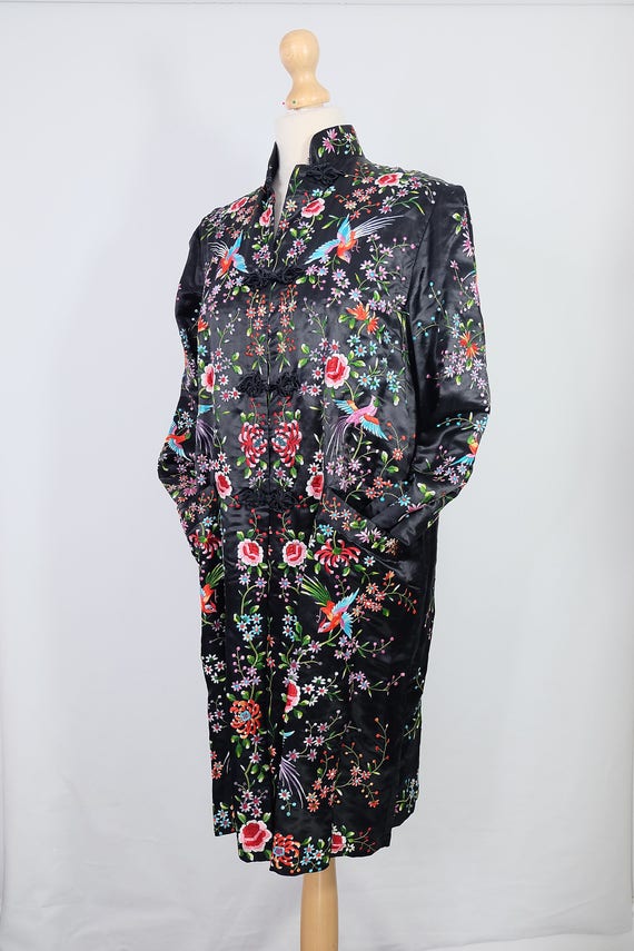 Robe soie chinoise noire Vintage/antique Vintage/antique noire avec brodé de fleurs coloré et oiseaux 6a0595 Robe soie chinoise noire Vintage/antique Vintage/antique noire avec brodé de fleurs coloré et oiseaux 6a0595