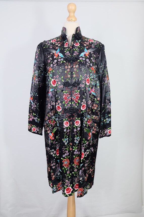 Robe soie chinoise noire Vintage/antique Vintage/antique noire avec brodé de fleurs coloré et oiseaux 6a0595 Robe soie chinoise noire Vintage/antique Vintage/antique noire avec brodé de fleurs coloré et oiseaux 6a0595