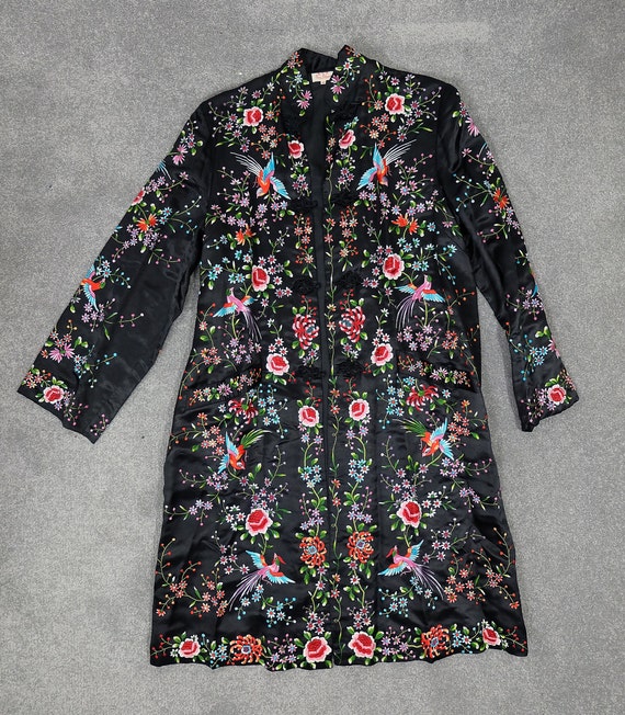 Robe soie chinoise noire Vintage/antique Vintage/antique noire avec brodé de fleurs coloré et oiseaux 6a0595 Robe soie chinoise noire Vintage/antique Vintage/antique noire avec brodé de fleurs coloré et oiseaux 6a0595