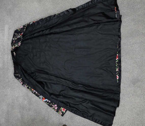 Robe soie chinoise noire Vintage/antique Vintage/antique noire avec brodé de fleurs coloré et oiseaux 6a0595 Robe soie chinoise noire Vintage/antique Vintage/antique noire avec brodé de fleurs coloré et oiseaux 6a0595