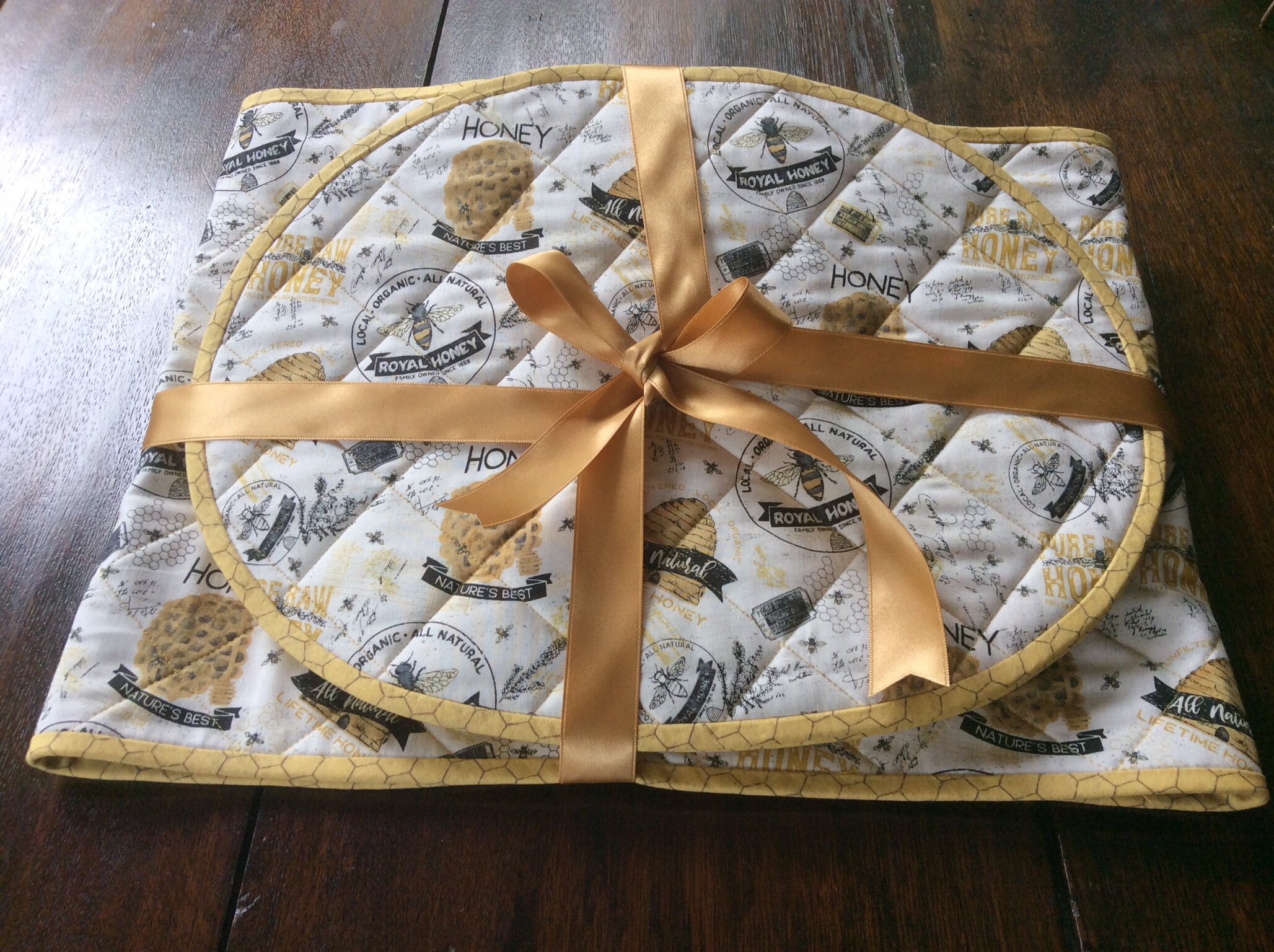 Bee Fabric Placemats and Matching Runner. 4 Placemats. Quilted Etsy