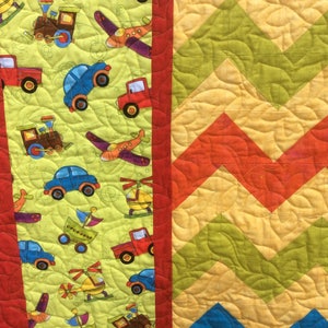 Patchwork-quilt voor kinderen. Handgemaakt. Autoboot vliegtuigquilt. Uniek. Regenboogquilt. Beddengoed. Quilts te koop. Woondecoratie. Modern