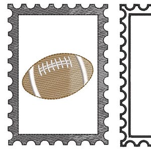 Könnte beinhalten: Drei Briefmarken-Designs. Das erste zeigt einen braunen Football mit weißen Streifen. Das zweite hat eine weiße Schleife. Das dritte zeigt zwei Sätze roter und grauer Pompons. Alle sind in einem grauen, wellenförmigen Rahmen eingefasst.