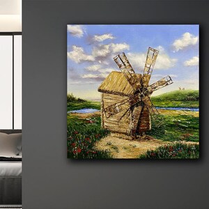 Könnte beinhalten: Ölgemälde einer rustikalen Windmühle mit Strohdach, vor dem Hintergrund eines blauen Himmels mit weißen Wolken. Die Windmühle ist von grünen Feldern, einem kleinen Teich und roten Blumen umgeben.