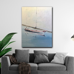 Könnte beinhalten: Ölgemälde eines Segelbootes auf ruhigem Wasser. Das Boot ist weiß mit einem roten Streifen am oberen Rand. Das Wasser spiegelt das Boot und den Himmel wider und erzeugt eine friedliche Szene. Das Gemälde hängt an einer Wand.