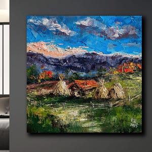 Könnte beinhalten: Ölgemälde einer ländlichen Landschaft mit einem leuchtend blauen Himmel und flauschigen Wolken. Das Kunstwerk zeigt ein Bauernhaus, Heuhaufen und einen Holzzaun auf einem grünen Feld, mit Bergen im Hintergrund. Signiert "K.N. 2025".