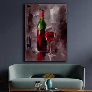 Könnte beinhalten: Ölgemälde, das eine Weinflasche mit grünem Körper und rotem Verschluss sowie ein Weinglas mit roter Flüssigkeit zeigt. Das Kunstwerk verwendet Rot-, Grün- und Grautöne mit sichtbaren Pinselstrichen. Das Gemälde hängt an der Wand.