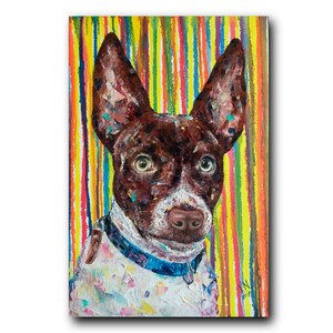 Könnte beinhalten: Ein farbenfrohes Gemälde eines Hundes mit braunem Fell, großen Ohren und einem weißen Fleck im Gesicht. Der Hund trägt ein blaues Halsband und ein weißes Hemd. Der Hintergrund zeigt vertikale Streifen in verschiedenen Farben, darunter Gelb, Orange und Grün.