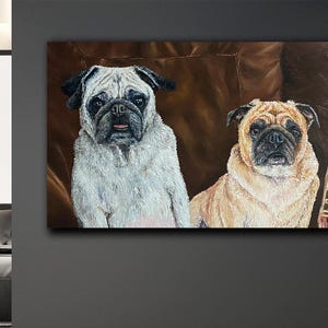 Könnte beinhalten: Ein Gemälde von zwei Mops, einer weiß und einer braun, die auf einem braunen Sofa sitzen. Die Möpse schauen den Betrachter an.