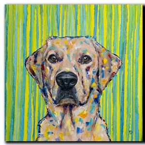 Könnte beinhalten: Quadratisches Gemälde eines Labrador Retrievers. Das Gesicht des Hundes mit schwarzer Nase und braunen Augen steht im Mittelpunkt. Der Hintergrund zeigt vertikale Streifen in Gelb, Grün und Blau. Das Fell des Hundes ist mit einem bunten Muster bemalt.