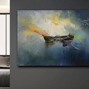 Könnte beinhalten: Ein Gemälde, das ein kleines Boot auf einem Gewässer mit einem bewölkten Himmel zeigt. Das Boot ist dunkelbraun und das Wasser ist dunkelblau. Der Himmel ist hellblau mit weißen Wolken und einem Hauch von Orange und Gelb.