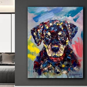 Könnte beinhalten: Ein farbenfrohes abstraktes Gemälde eines Hundefaces. Der Hund ist in Schattierungen von Schwarz, Blau, Rot und Gelb gemalt. Der Hintergrund ist hellblau mit einem Hauch von Rosa und Gelb.