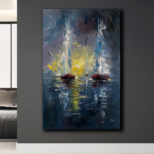 Könnte beinhalten: Abstraktes Ölgemälde, das eine nächtliche Hafenszene darstellt. Das Kunstwerk weist dunkle Blau- und Grautöne mit gelben und roten Highlights auf. Zwei kleine rote Boote sind auf dem Wasser zu sehen, mit hohen weißen Masten.