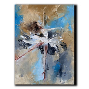 Könnte beinhalten: Ölgemälde einer Ballerina in Bewegung. Die Tänzerin trägt ein weißes Tutu, Arme und Beine sind ausgestreckt. Der Hintergrund zeigt eine Mischung aus blauen, beigen und grauen Pinselstrichen, die Bewegung und Tiefe erzeugen. Das Kunstwerk ist signiert und datiert.