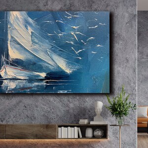 Könnte beinhalten: Abstrakte Malerei eines Segelboots mit weißen Segeln vor blauem Hintergrund mit weißen Vögeln, die am Himmel fliegen.