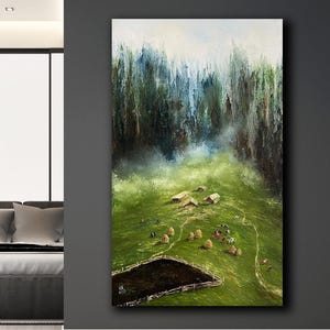 Könnte beinhalten: Ein Gemälde, das eine grüne Wiese mit einem kleinen Dorf in der Ferne zeigt. Das Dorf ist von Bäumen umgeben und im Vordergrund befindet sich ein kleiner Teich. Das Gemälde ist in einem realistischen Stil mit Liebe zum Detail ausgeführt.