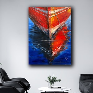 Könnte beinhalten: Nahaufnahme eines roten Bootes mit einem hölzernen Rumpf, das teilweise im blauen Wasser liegt. Das Boot ist mit einem Seil an einem Steg festgemacht. Die Spiegelung des Bootes ist im Wasser zu sehen.