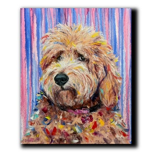Könnte beinhalten: Ölgemälde eines Goldendoodle-Hundes mit schwarzem Halsband und einem rosa Anhänger mit der Aufschrift "Dotty". Der Hund hat ein flauschiges, hellbraunes Fell und ist vor einem Hintergrund aus vertikalen rosa und blauen Pinselstrichen abgebildet. Das Gemälde ist auf Leinwand.