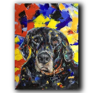 Könnte beinhalten: Ölgemälde eines schwarzen Hundes mit braunen Augen, der ein braunes Halsband und ein Namensschild mit der Aufschrift "Mugo" trägt. Der Hintergrund zeigt farbenfrohe Pinselstriche in Rot, Gelb, Blau und Grau.